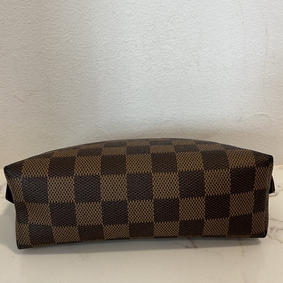 Louis Vuitton Cosmetic Pouch - Picture 4 of 13